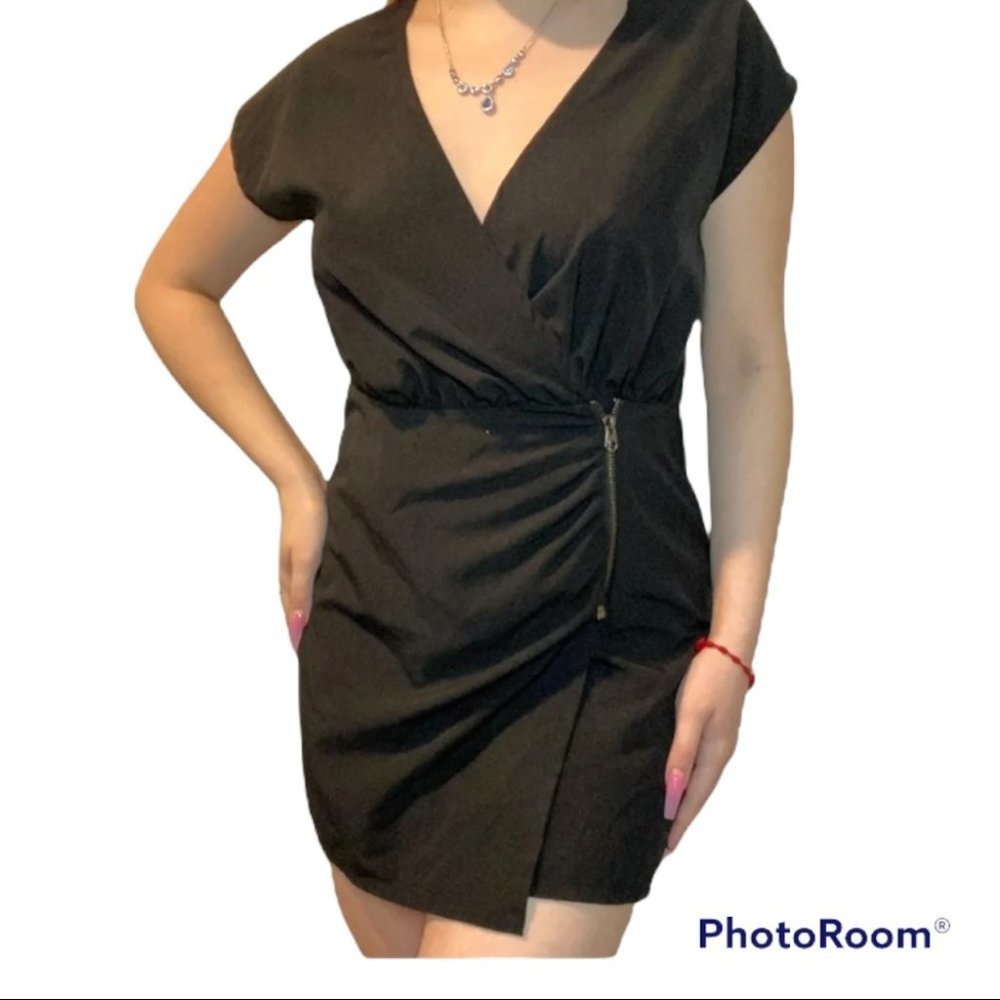 Boutique 🎀 Super cute Black shortsleeved mini dress with v neck sz xs